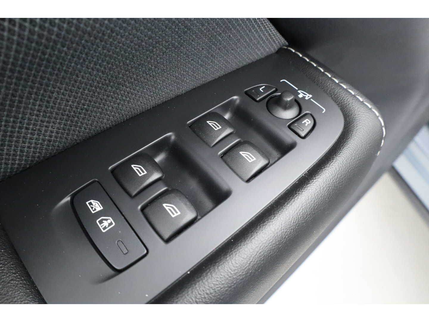 Volvo XC60 2.0 B4 R-Design | Pano-dak | 360 camera | ACC | 21 inch | Sportstoelen | H&K Audio |