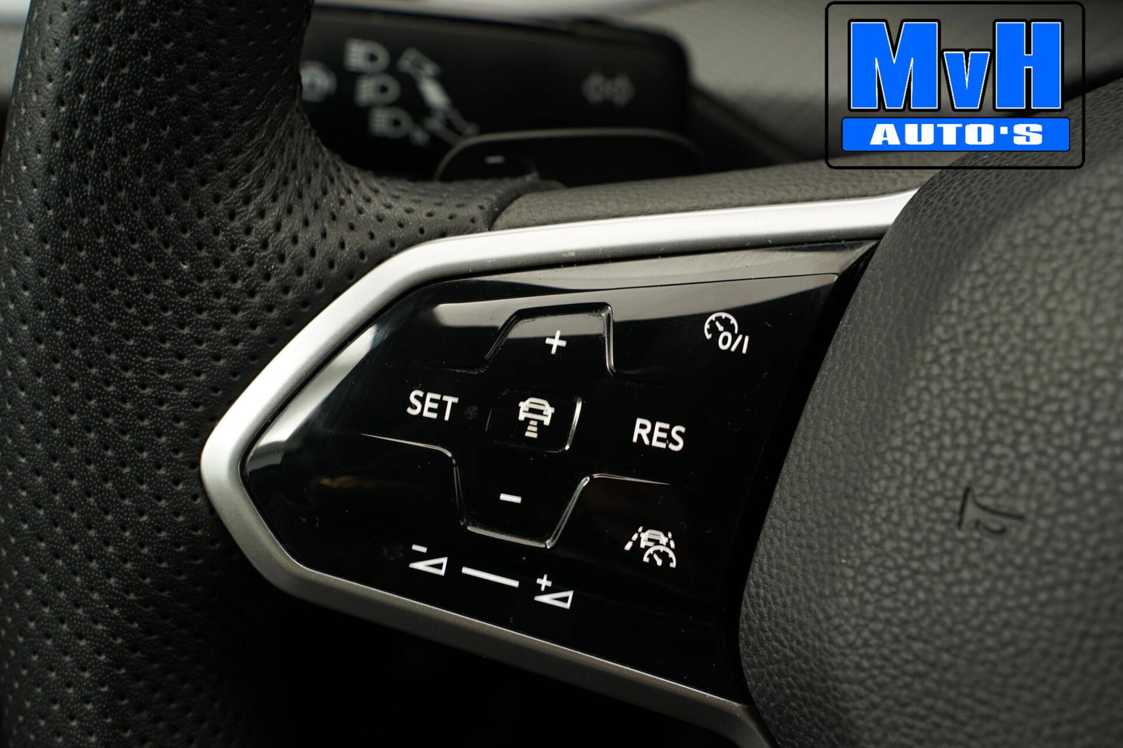 Volkswagen Golf 1.5 eTSI R-Line|SPORTSTOEL|LUXE|LED|