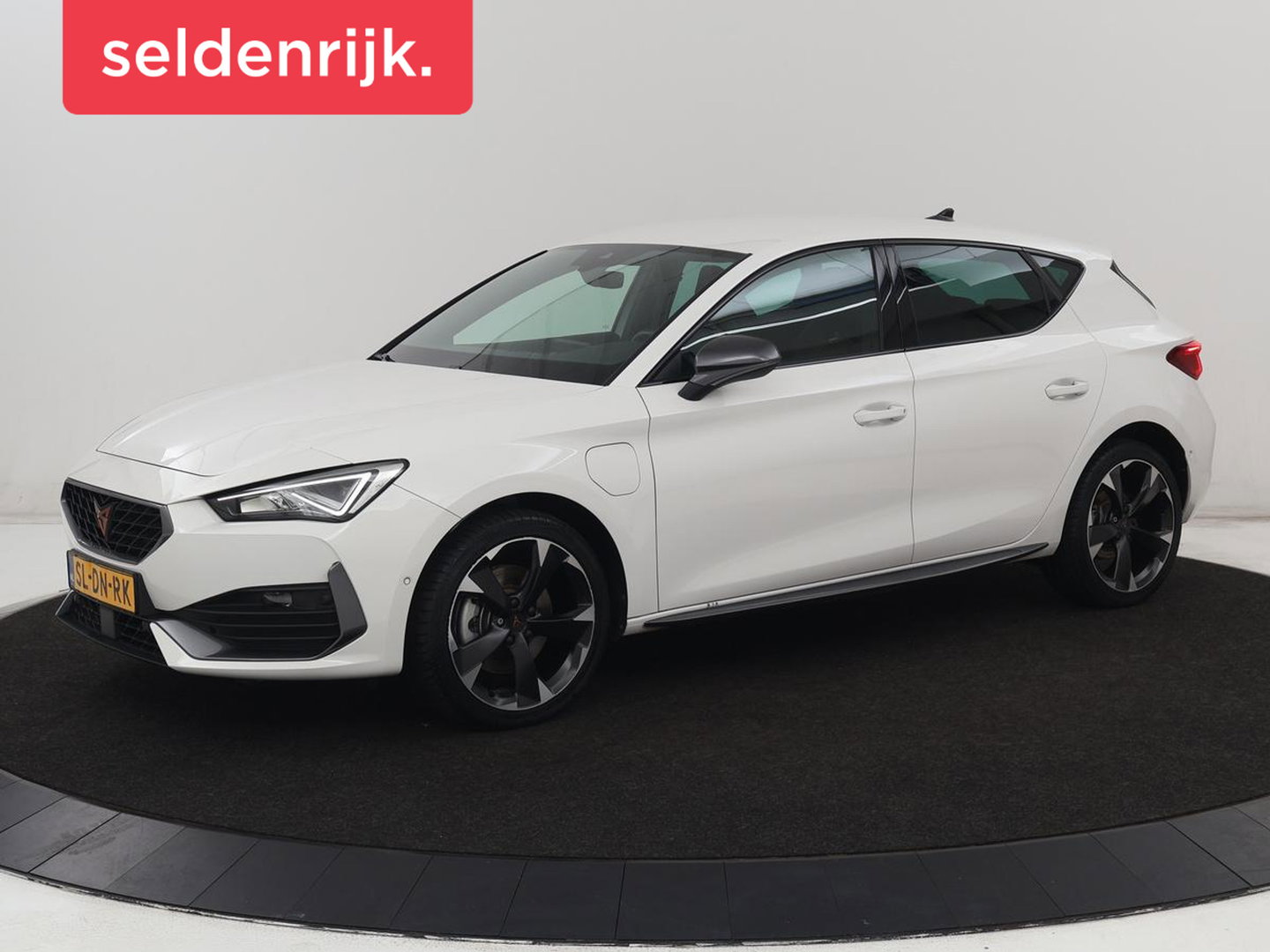 CUPRA Leon 1.4 eHybrid VZ | SOH 90% | 245pk | Carplay | Stoelverwarming | Adaptive cruise | Memory | Camera | Sfeerverlichting | Keyless | Sportstoelen | Navigatie | Full LED | Parkeerhulp | PHEV | Plug In