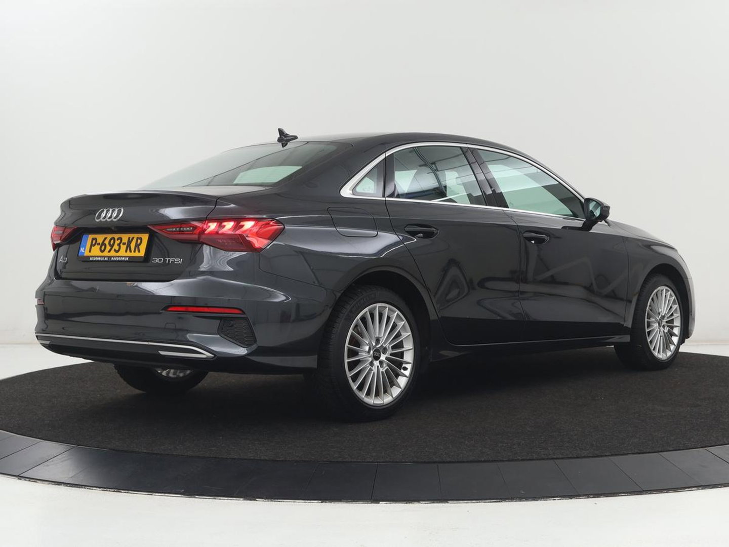 Audi A3 30 TFSI Advanced edition | Stoelverwarming | Matrix LED | Adaptive cruise | Camera | Park Assist | Elektrische stoel | Carplay | Sportstoelen | Navigatie | Virtual Cockpit | Climate control | Audi Sound