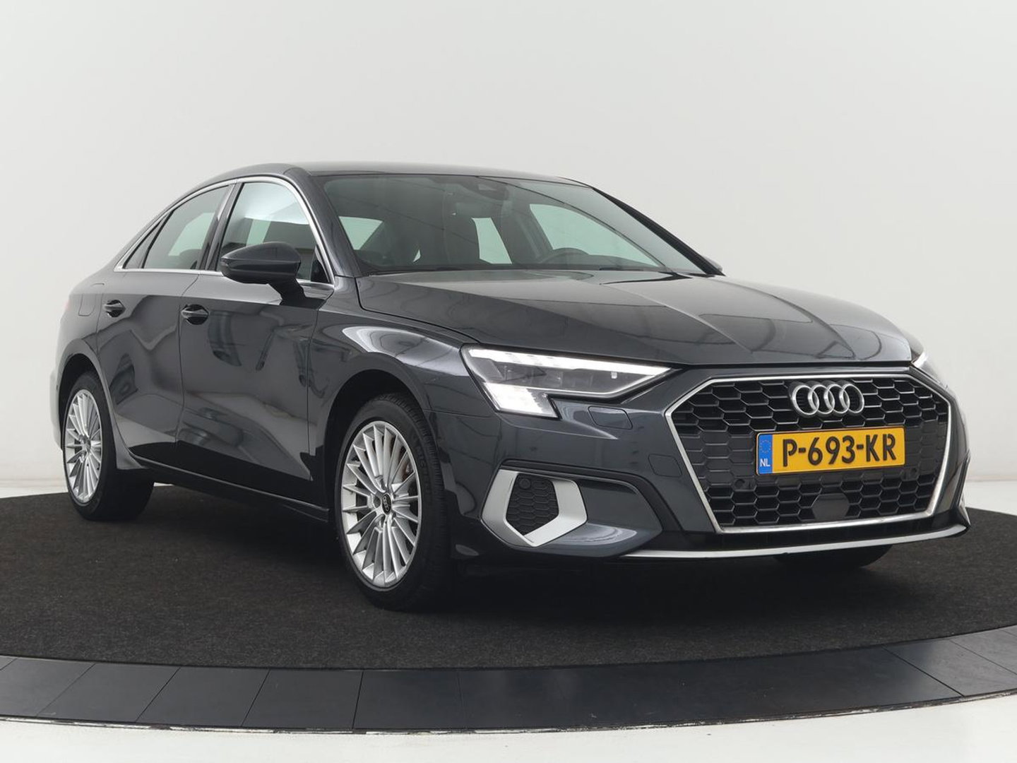 Audi A3 30 TFSI Advanced edition | Stoelverwarming | Matrix LED | Adaptive cruise | Camera | Park Assist | Elektrische stoel | Carplay | Sportstoelen | Navigatie | Virtual Cockpit | Climate control | Audi Sound