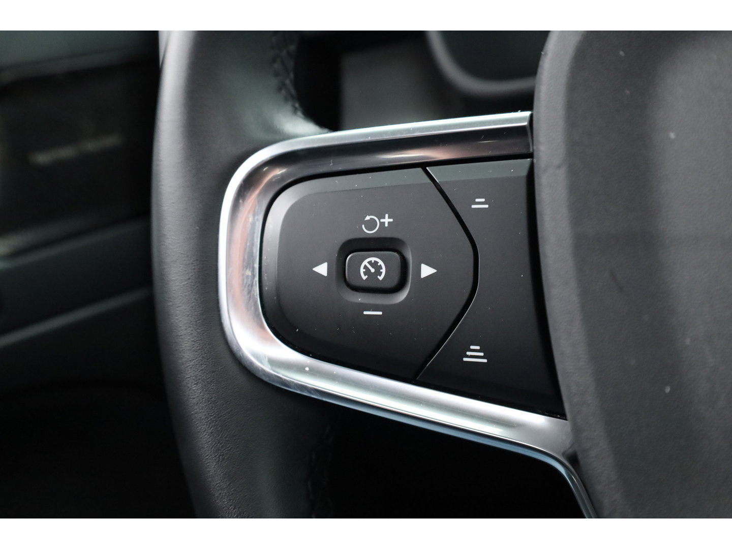 Volvo XC40 1.5 T4 Plug-in hybrid Plus Dark | Pano | Elek. Trekhaak | Leder | 20'' | Camera | Stoel- Stuurverw. | H&K