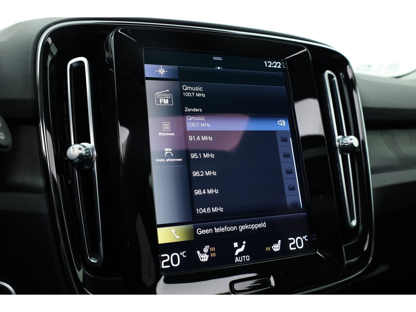Volvo XC40 1.5 T4 Plug-in hybrid Plus Dark | Pano | Elek. Trekhaak | Leder | 20'' | Camera | Stoel- Stuurverw. | H&K