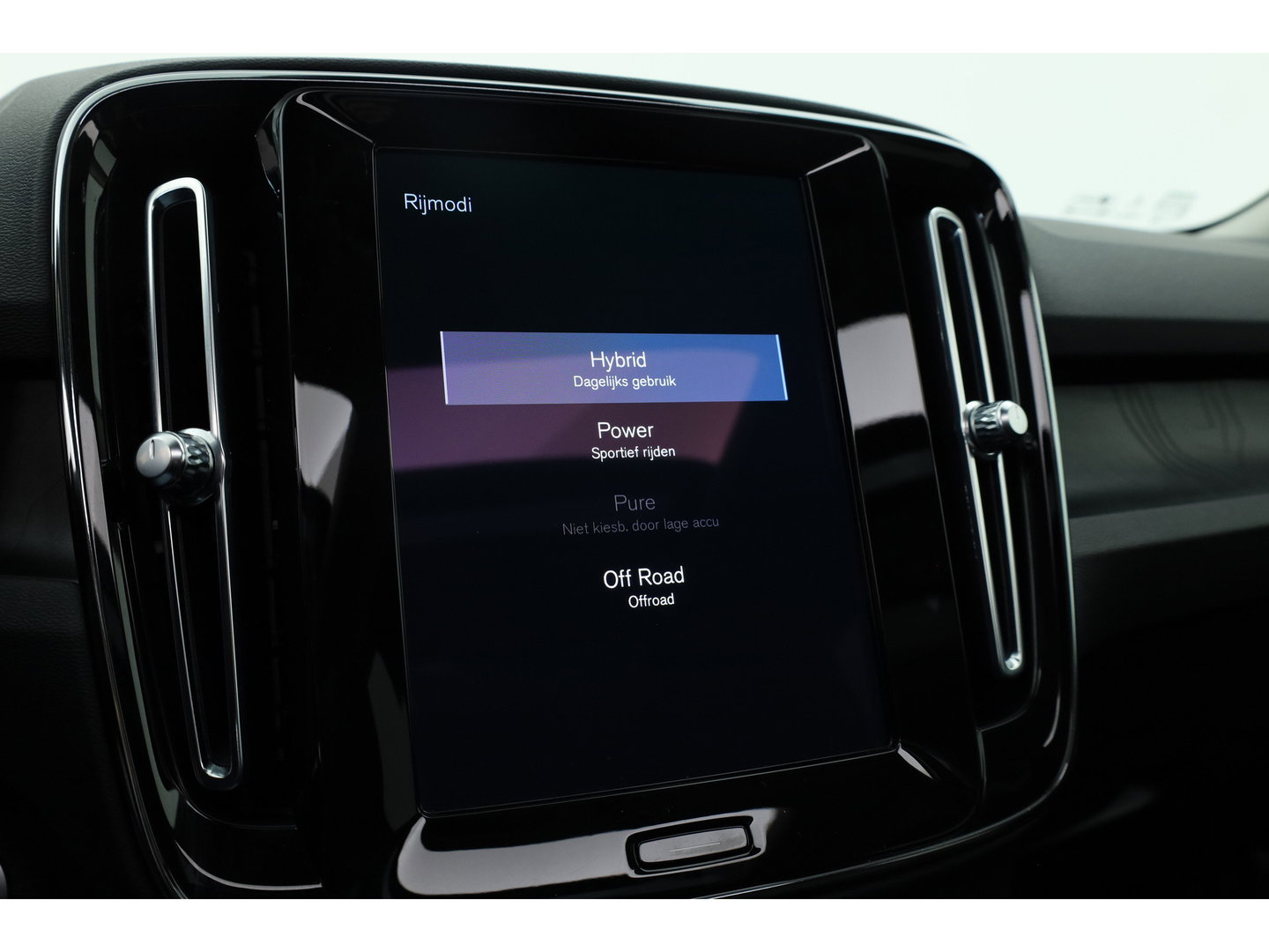 Volvo XC40 1.5 T4 Plug-in hybrid Plus Dark | Pano | Elek. Trekhaak | Leder | 20'' | Camera | Stoel- Stuurverw. | H&K