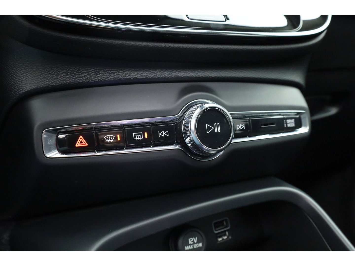 Volvo XC40 1.5 T4 Plug-in hybrid Plus Dark | Pano | Elek. Trekhaak | Leder | 20'' | Camera | Stoel- Stuurverw. | H&K