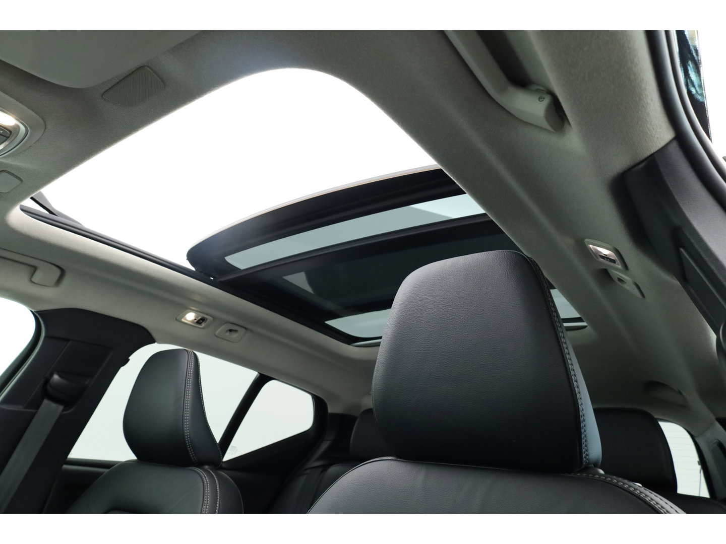 Volvo XC40 1.5 T4 Plug-in hybrid Plus Dark | Pano | Elek. Trekhaak | Leder | 20'' | Camera | Stoel- Stuurverw. | H&K