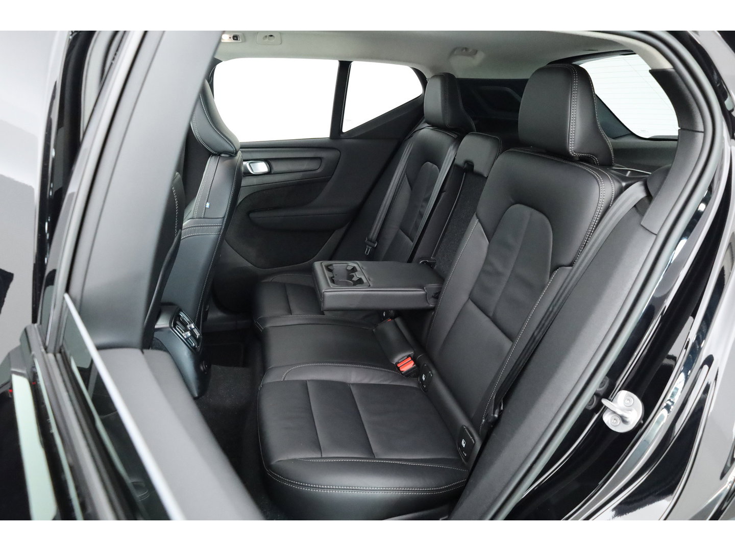 Volvo XC40 1.5 T4 Plug-in hybrid Plus Dark | Pano | Elek. Trekhaak | Leder | 20'' | Camera | Stoel- Stuurverw. | H&K