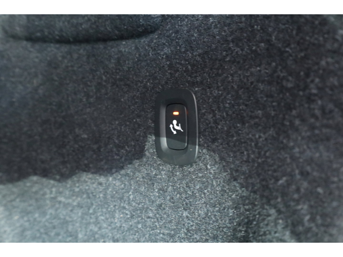 Volvo XC40 1.5 T4 Plug-in hybrid Plus Dark | Pano | Elek. Trekhaak | Leder | 20'' | Camera | Stoel- Stuurverw. | H&K