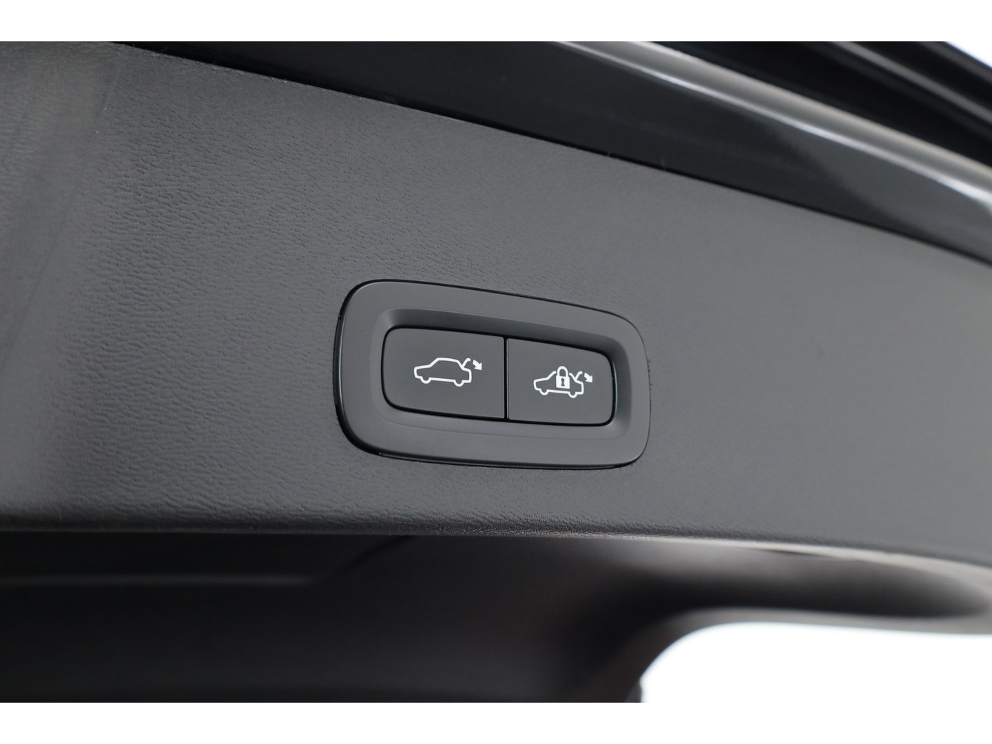 Volvo XC40 1.5 T4 Plug-in hybrid Plus Dark | Pano | Elek. Trekhaak | Leder | 20'' | Camera | Stoel- Stuurverw. | H&K