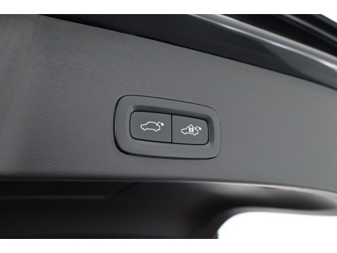 Volvo XC40 1.5 T4 Plug-in hybrid Plus Dark | Pano | Elek. Trekhaak | Leder | 20'' | Camera | Stoel- Stuurverw. | H&K