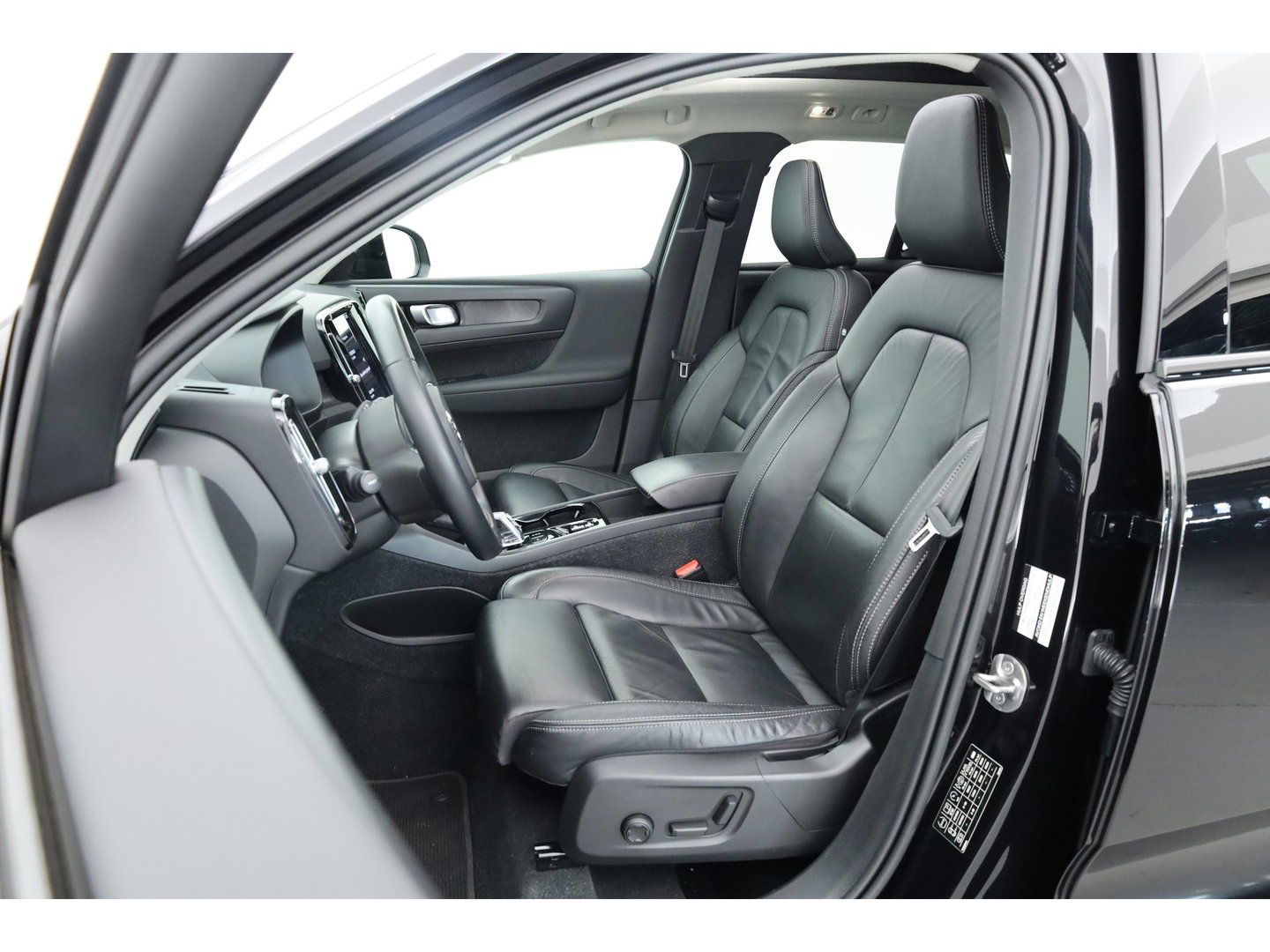 Volvo XC40 1.5 T4 Plug-in hybrid Plus Dark | Pano | Elek. Trekhaak | Leder | 20'' | Camera | Stoel- Stuurverw. | H&K