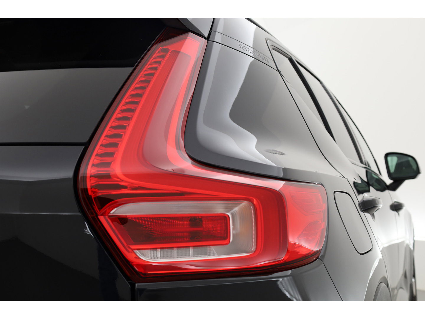 Volvo XC40 1.5 T4 Plug-in hybrid Plus Dark | Pano | Elek. Trekhaak | Leder | 20'' | Camera | Stoel- Stuurverw. | H&K