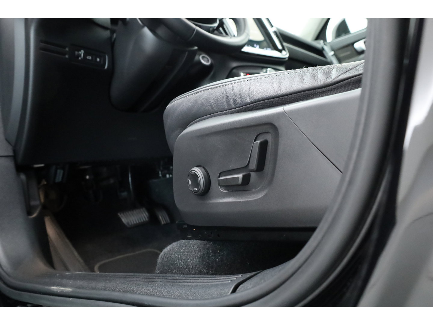 Volvo XC40 1.5 T4 Plug-in hybrid Plus Dark | Pano | Elek. Trekhaak | Leder | 20'' | Camera | Stoel- Stuurverw. | H&K