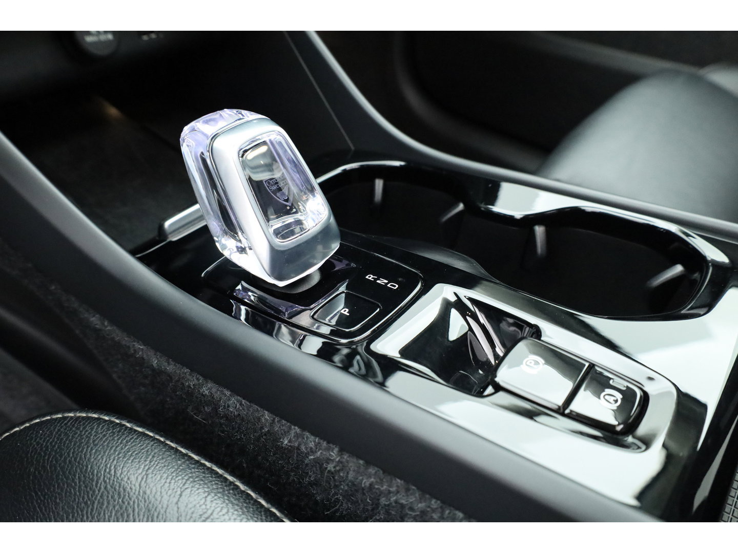 Volvo XC40 1.5 T4 Plug-in hybrid Plus Dark | Pano | Elek. Trekhaak | Leder | 20'' | Camera | Stoel- Stuurverw. | H&K