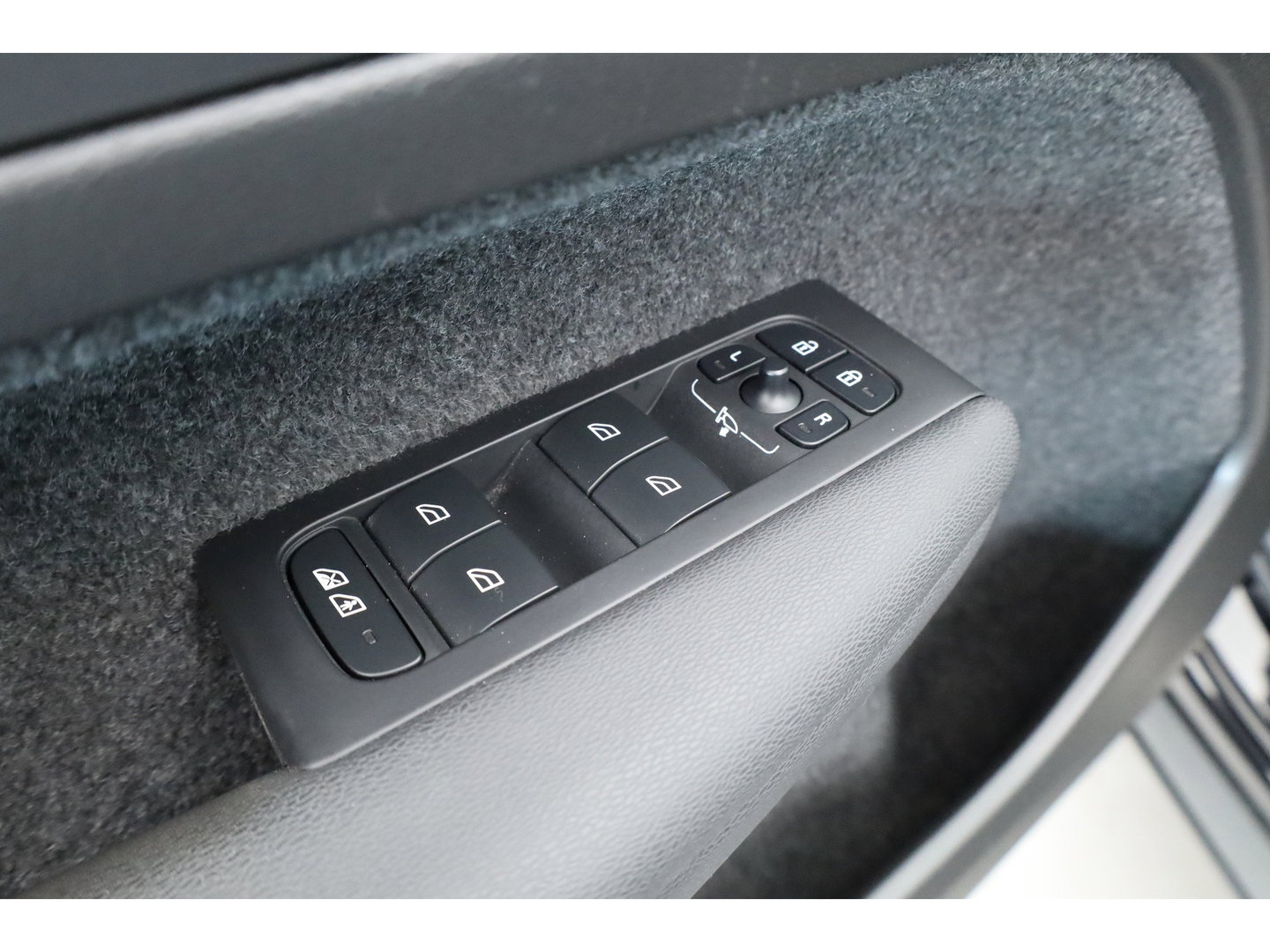 Volvo XC40 1.5 T4 Plug-in hybrid Plus Dark | Pano | Elek. Trekhaak | Leder | 20'' | Camera | Stoel- Stuurverw. | H&K