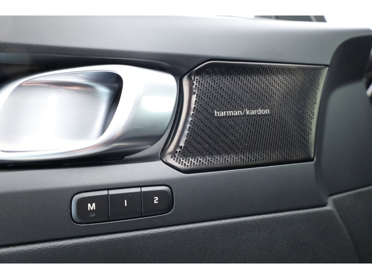 Volvo XC40 1.5 T4 Plug-in hybrid Plus Dark | Pano | Elek. Trekhaak | Leder | 20'' | Camera | Stoel- Stuurverw. | H&K