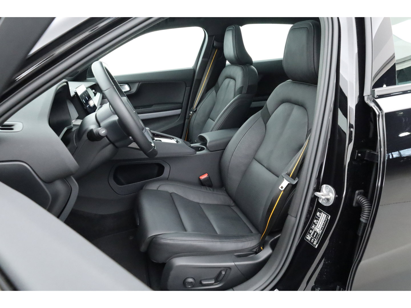 Polestar 2 Long Range Dual motor Plus 82 kWh | Stoelventilatie | Leer |  ACC | Blis | Pano | 360 Camera | Trekhaak | stoel 4 & stuur verwarming |