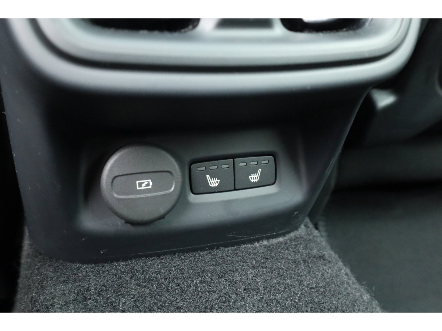 Polestar 2 Long Range Dual motor Plus 82 kWh | Stoelventilatie | Leer |  ACC | Blis | Pano | 360 Camera | Trekhaak | stoel 4 & stuur verwarming |
