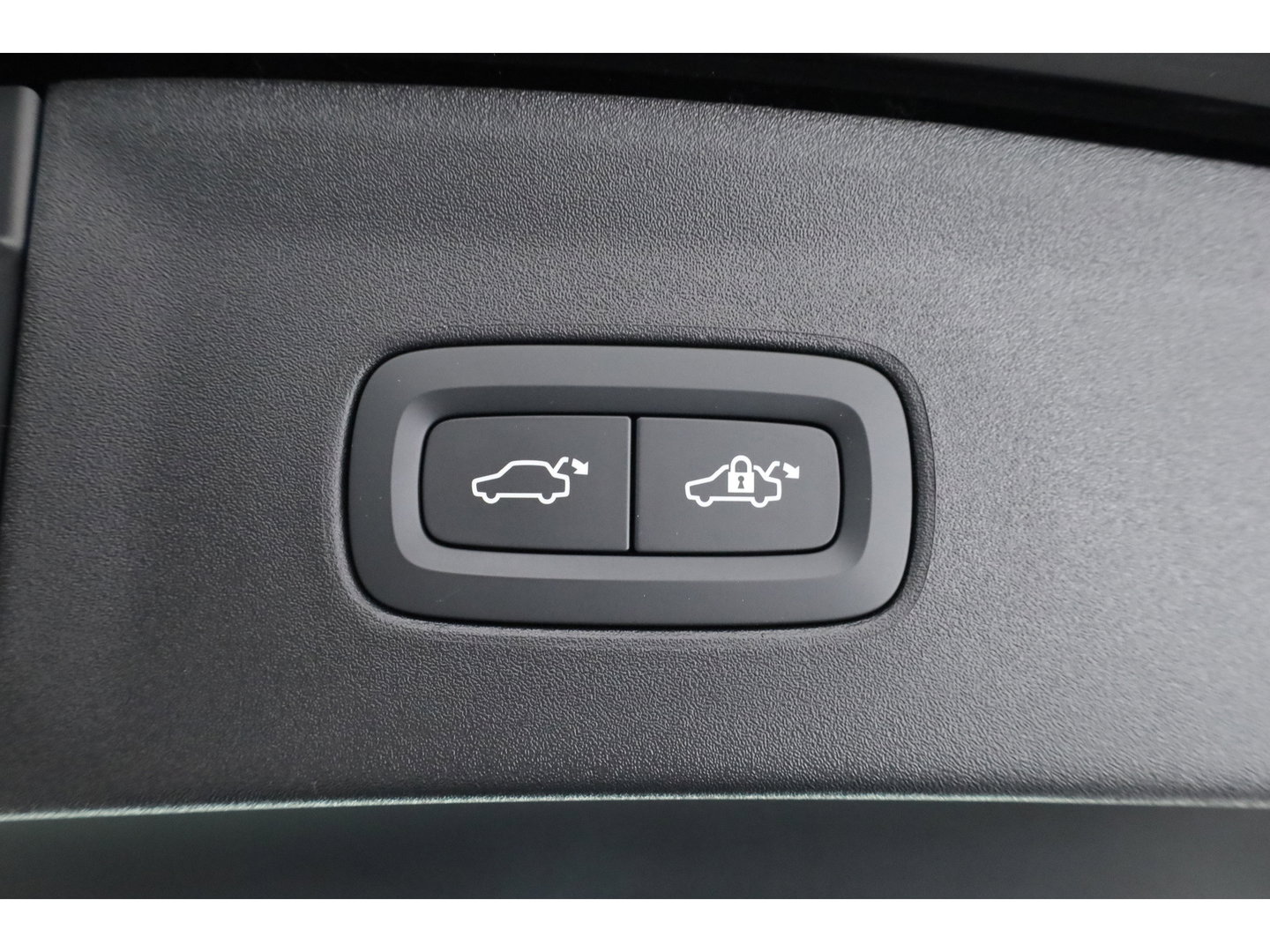 Polestar 2 Long Range Dual motor Plus 82 kWh | Stoelventilatie | Leer |  ACC | Blis | Pano | 360 Camera | Trekhaak | stoel 4 & stuur verwarming |