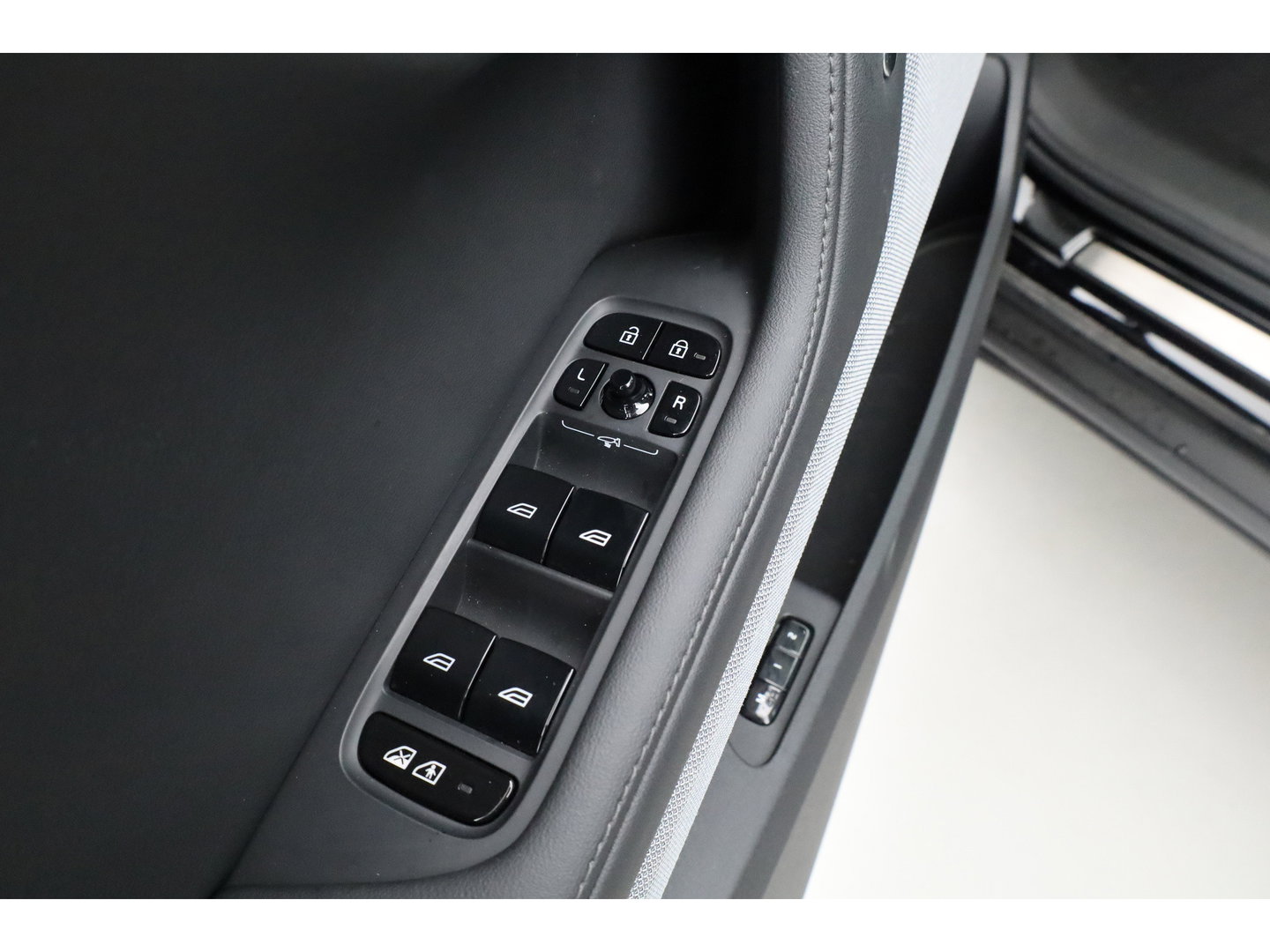 Polestar 2 Long Range Dual motor Plus 82 kWh | Stoelventilatie | Leer |  ACC | Blis | Pano | 360 Camera | Trekhaak | stoel 4 & stuur verwarming |
