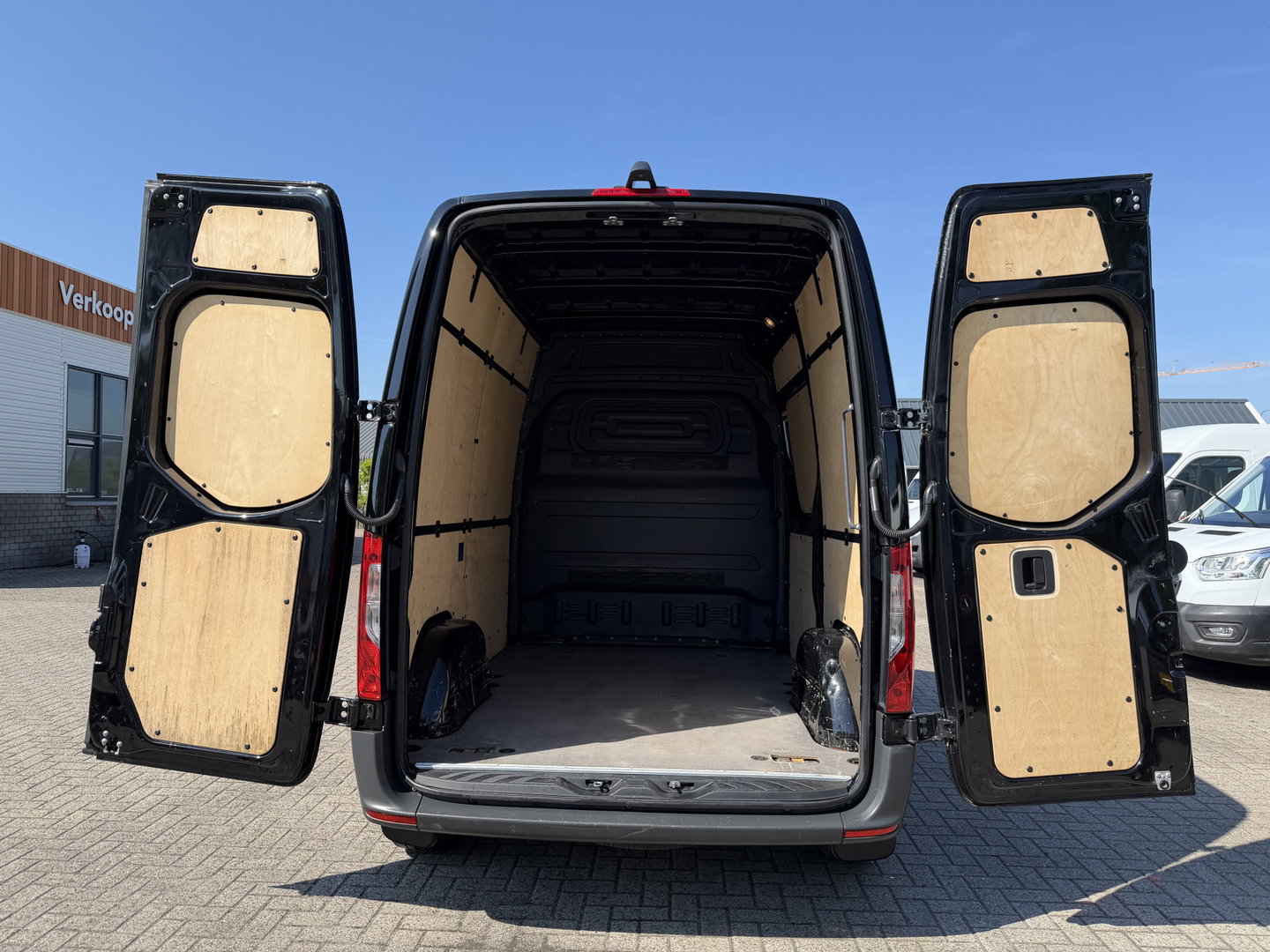 Mercedes-Benz Sprinter 314 2.2 CDI autmaat L1H2 zwart / euro 6 / bpm vij / vaste prijs rijklaar € 23.950 ex btw / lease vanaf € 391 / cruise en climate control / achteruit camera / navigatie