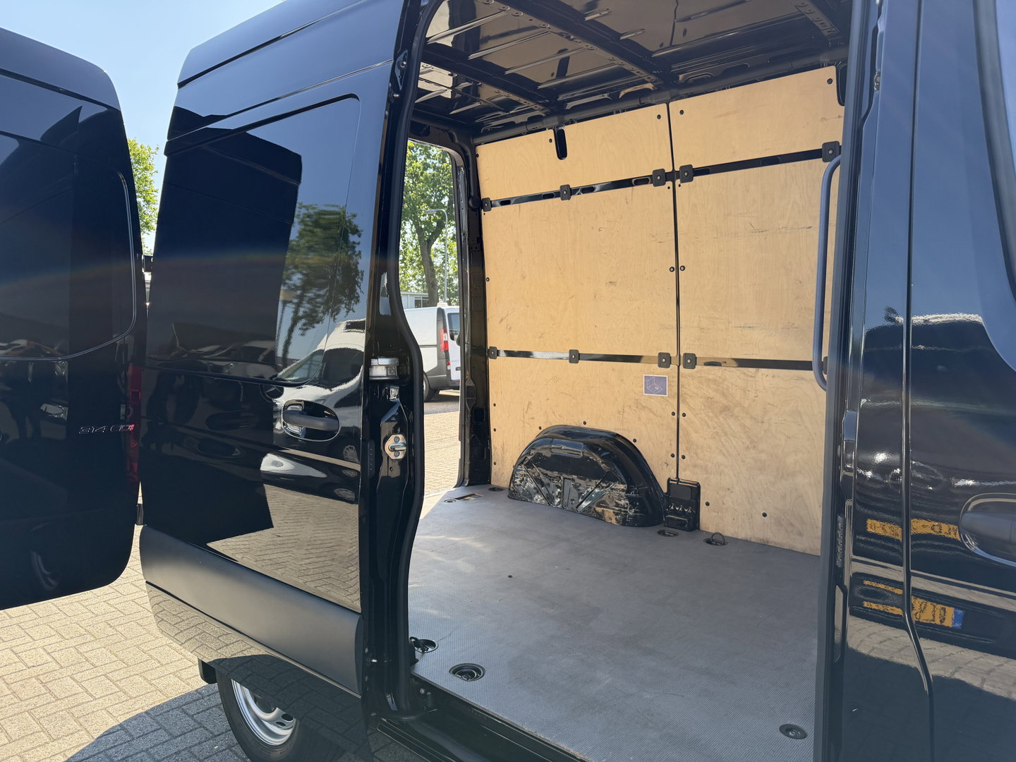 Mercedes-Benz Sprinter 314 2.2 CDI autmaat L1H2 zwart / euro 6 / bpm vij / vaste prijs rijklaar € 23.950 ex btw / lease vanaf € 391 / cruise en climate control / achteruit camera / navigatie