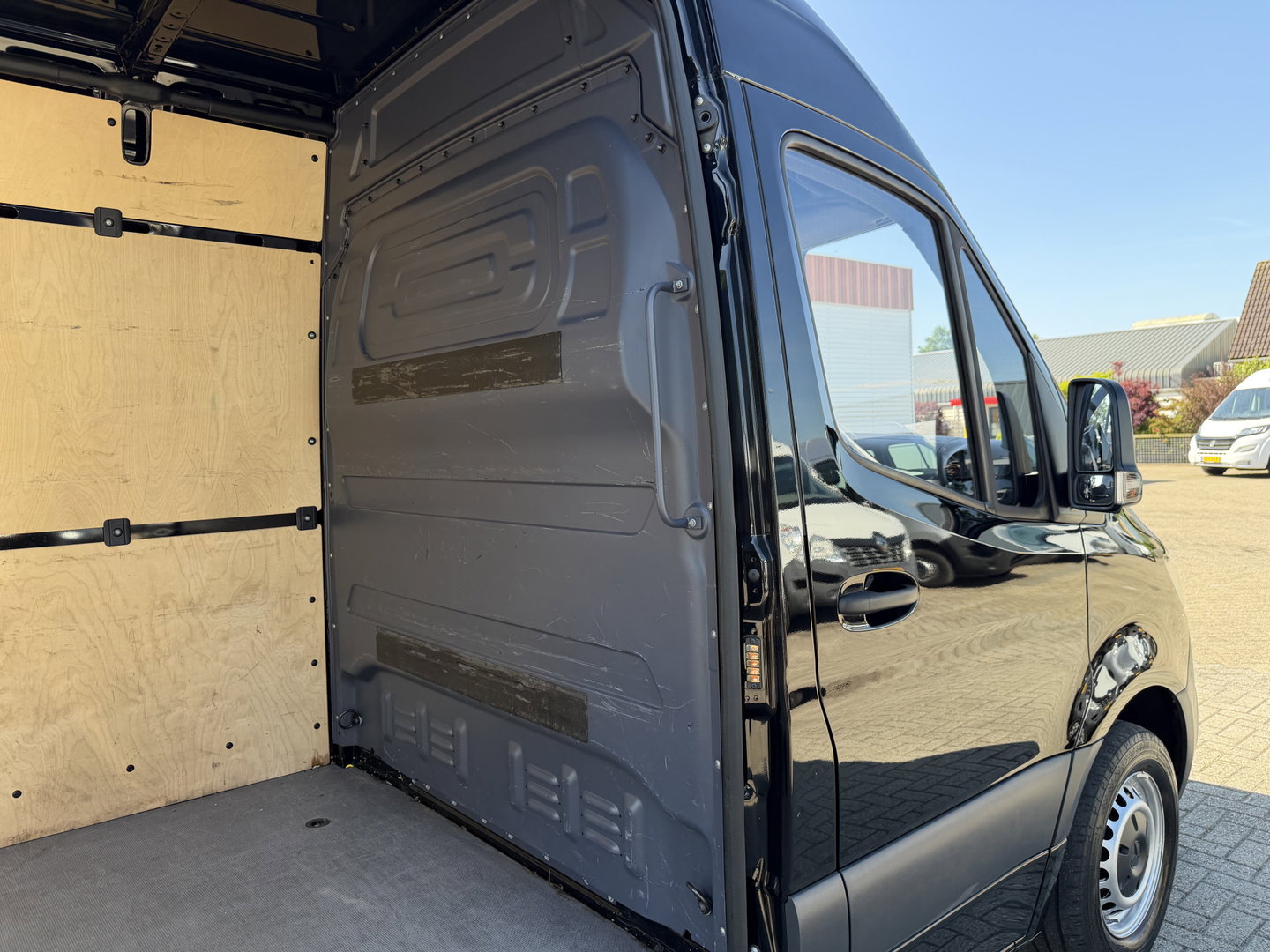 Mercedes-Benz Sprinter 314 2.2 CDI autmaat L1H2 zwart / euro 6 / bpm vij / vaste prijs rijklaar € 23.950 ex btw / lease vanaf € 391 / cruise en climate control / achteruit camera / navigatie