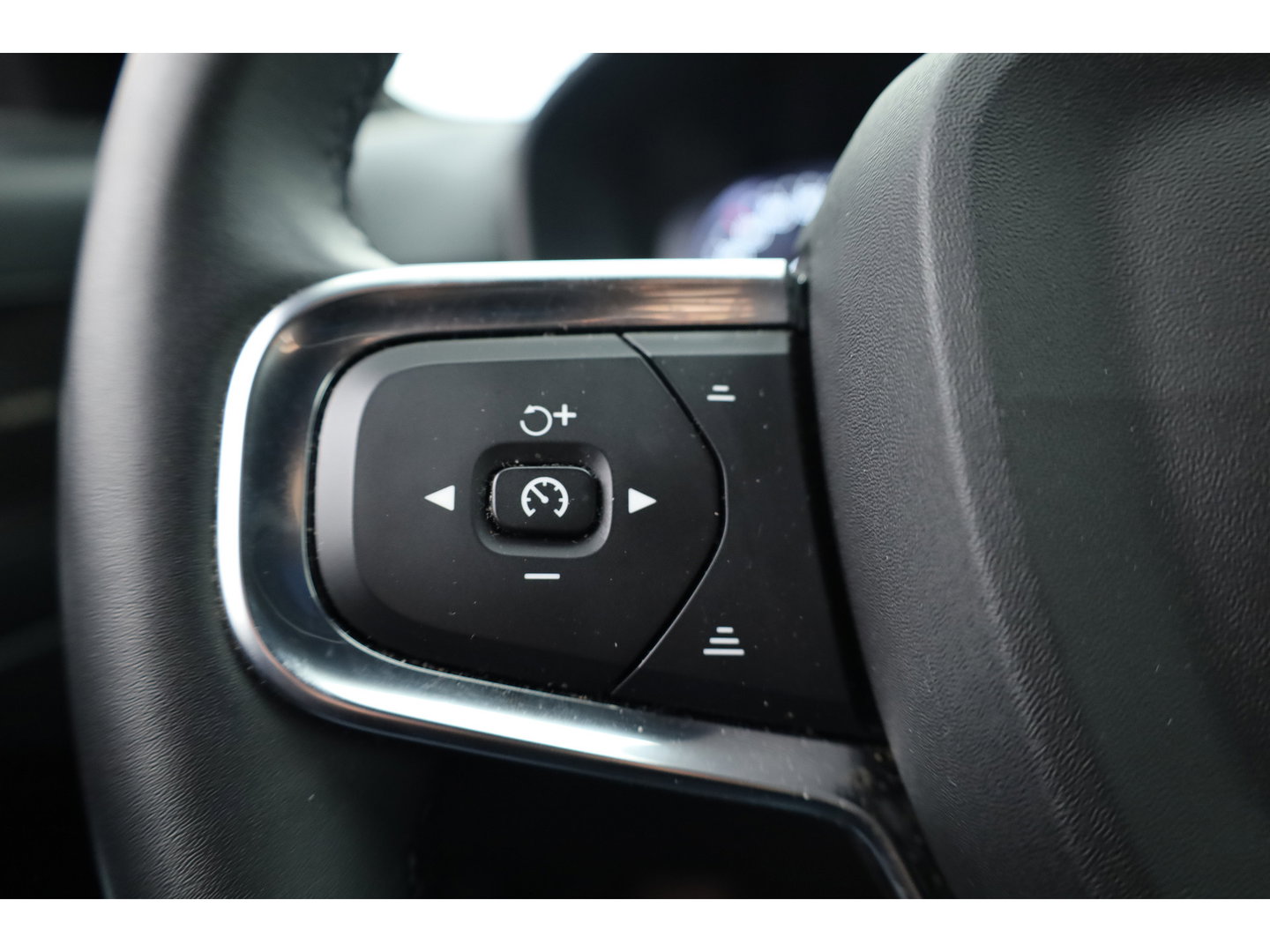 Volvo XC40 1.5 T4 Plug-in hybrid Plus Dark | Facelift | 360 camera | ACC | Blis | Elek. stoelen | H&K Audio