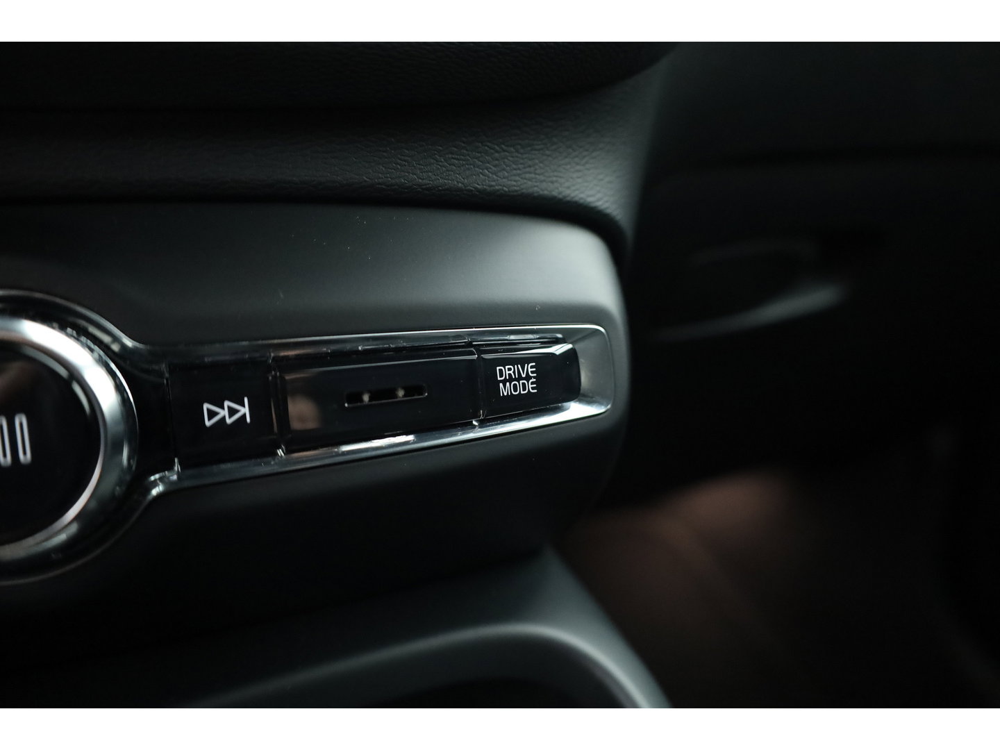 Volvo XC40 1.5 T4 Plug-in hybrid Plus Dark | Facelift | 360 camera | ACC | Blis | Elek. stoelen | H&K Audio