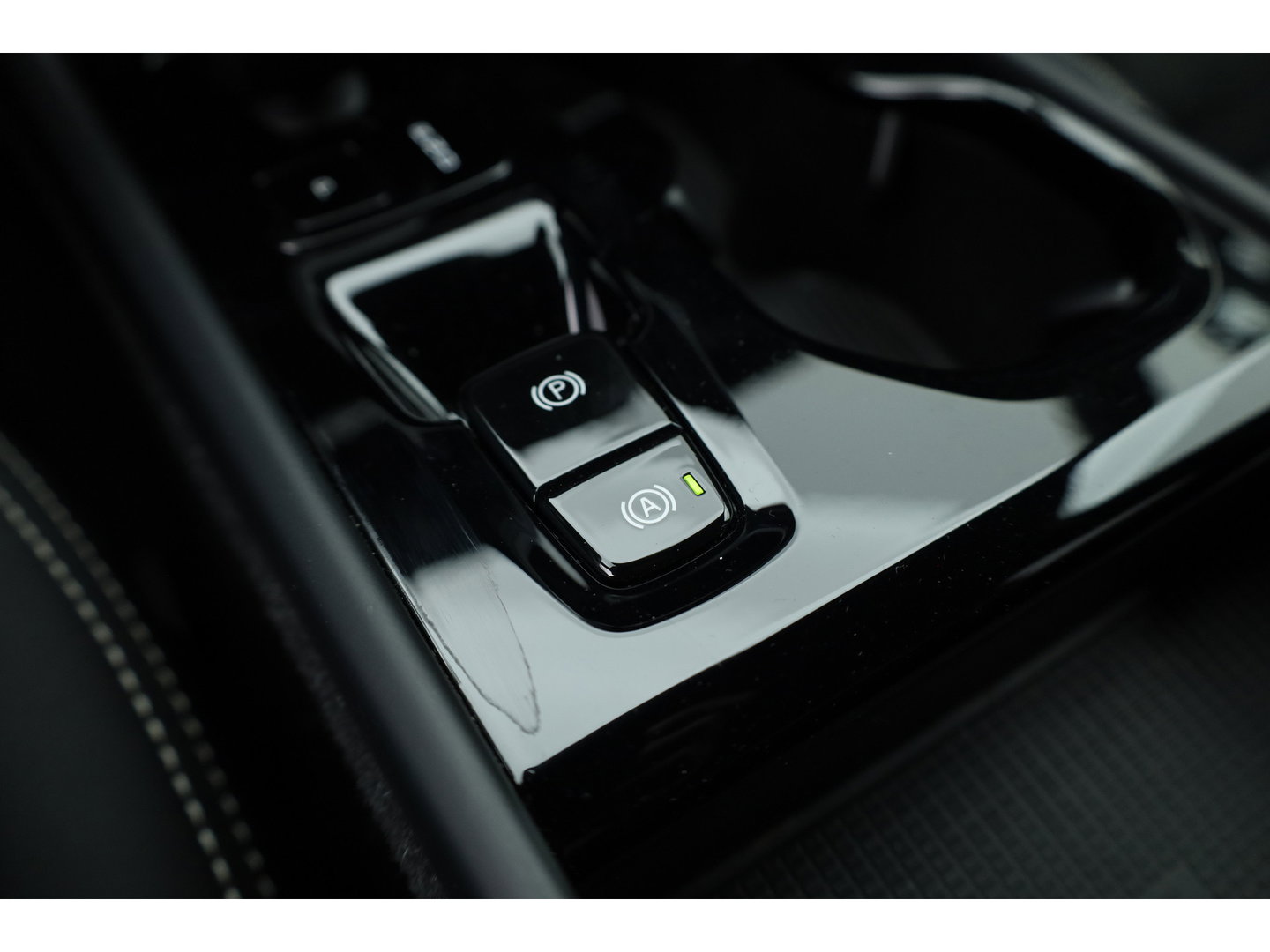 Volvo XC40 1.5 T4 Plug-in hybrid Plus Dark | Facelift | 360 camera | ACC | Blis | Elek. stoelen | H&K Audio