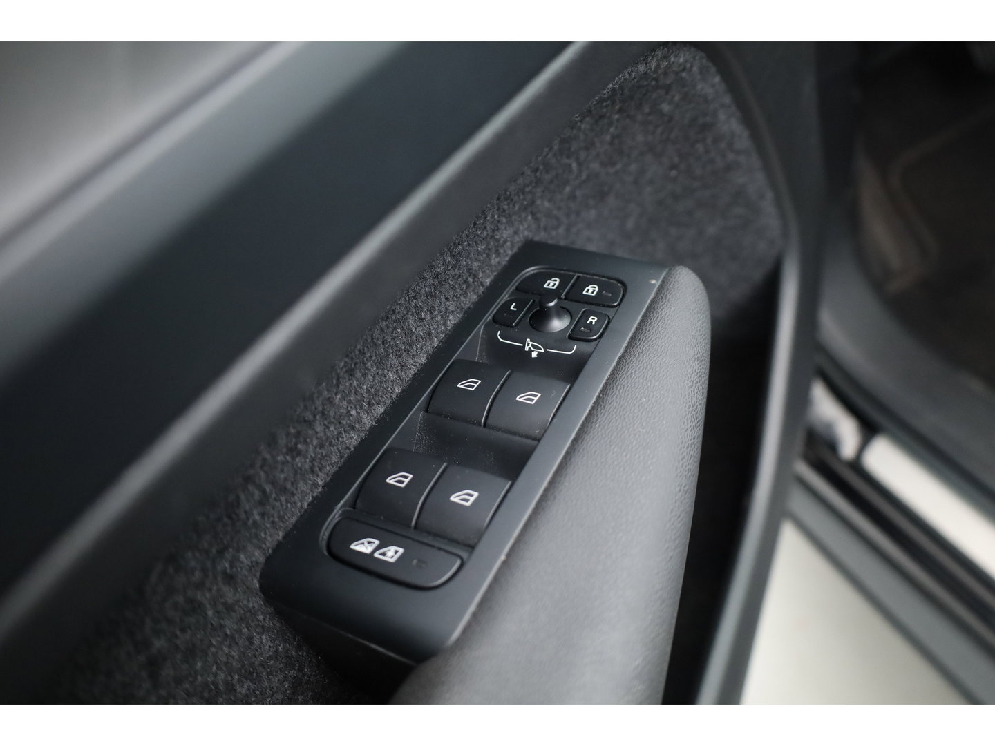 Volvo XC40 1.5 T4 Plug-in hybrid Plus Dark | Facelift | 360 camera | ACC | Blis | Elek. stoelen | H&K Audio