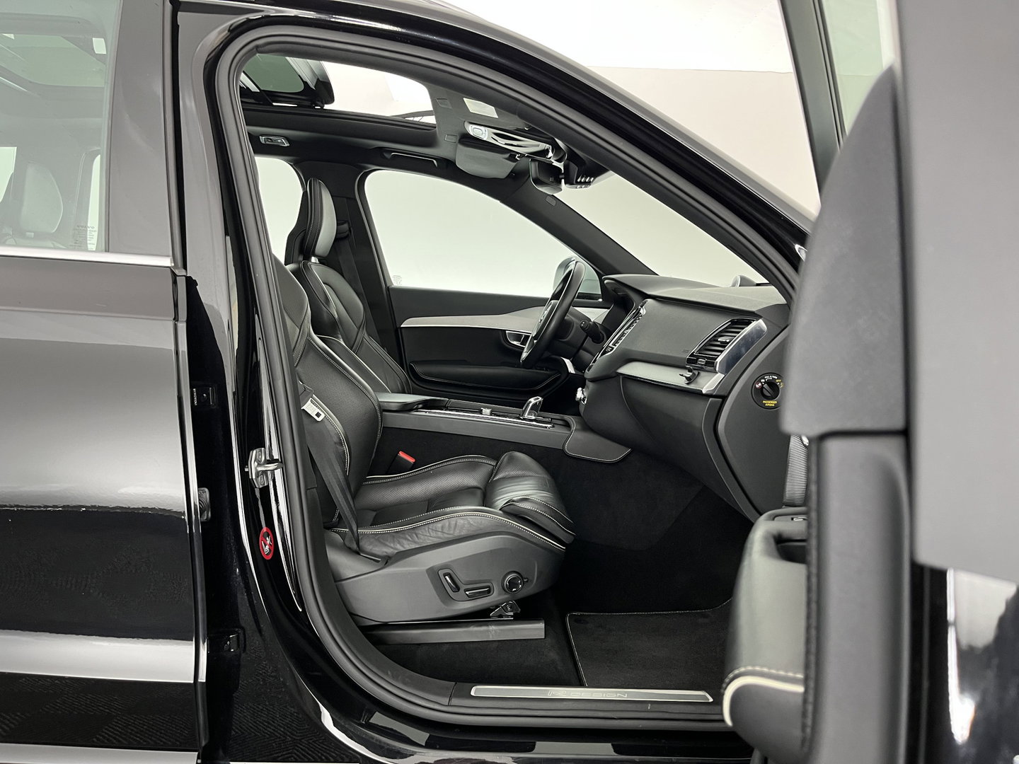 Volvo XC90 2.0 T8 Twin Engine AWD R-Design [ 7-Pers. ] Aut. *PANO | LEATHER | FULL-LED | MEMORY-PACK | BOWERS&WILKINS | BLINDSPOT | KEYLESS | DIGI-COCKPIT | CAMERA | NAVI-FULLMAP | HEATED-SPORTSEATS | TOWBAR | 20''ALU*