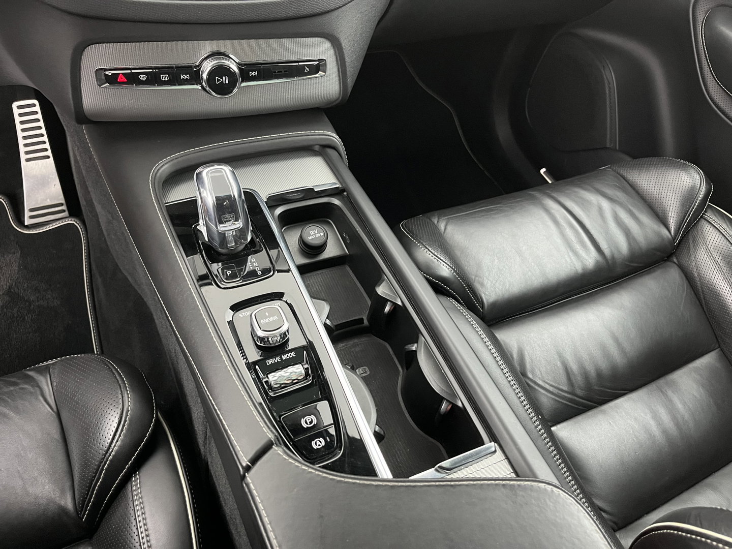 Volvo XC90 2.0 T8 Twin Engine AWD R-Design [ 7-Pers. ] Aut. *PANO | LEATHER | FULL-LED | MEMORY-PACK | BOWERS&WILKINS | BLINDSPOT | KEYLESS | DIGI-COCKPIT | CAMERA | NAVI-FULLMAP | HEATED-SPORTSEATS | TOWBAR | 20''ALU*