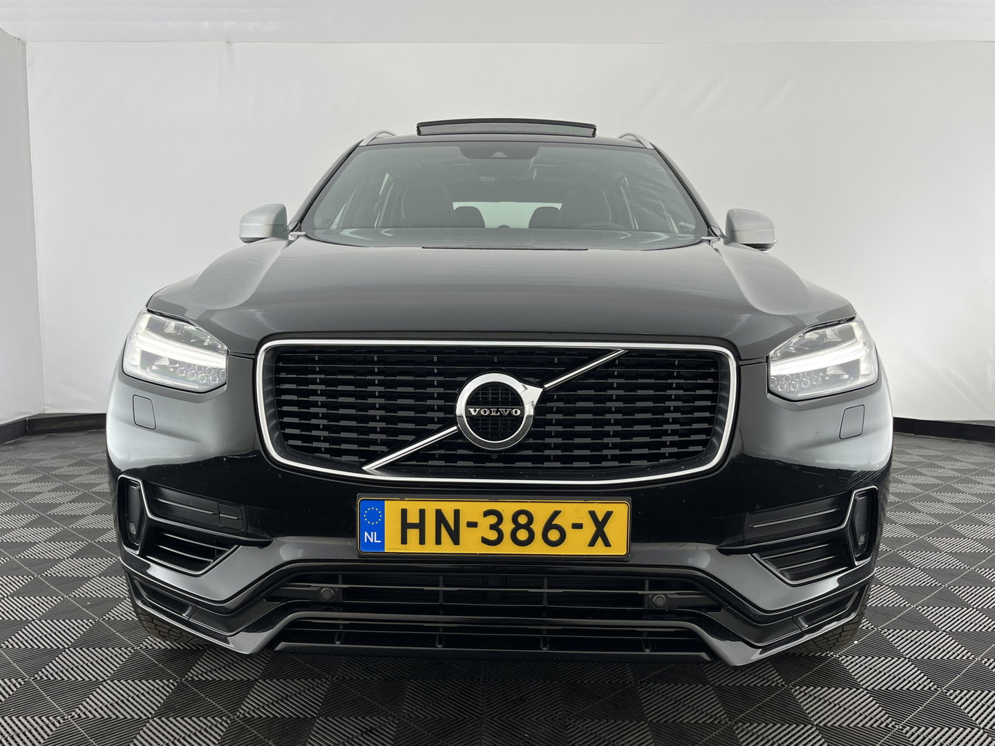 Volvo XC90 2.0 T8 Twin Engine AWD R-Design [ 7-Pers. ] Aut. *PANO | LEATHER | FULL-LED | MEMORY-PACK | BOWERS&WILKINS | BLINDSPOT | KEYLESS | DIGI-COCKPIT | CAMERA | NAVI-FULLMAP | HEATED-SPORTSEATS | TOWBAR | 20''ALU*
