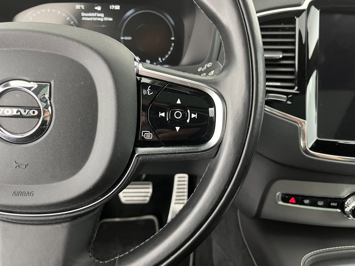Volvo XC90 2.0 T8 Twin Engine AWD R-Design [ 7-Pers. ] Aut. *PANO | LEATHER | FULL-LED | MEMORY-PACK | BOWERS&WILKINS | BLINDSPOT | KEYLESS | DIGI-COCKPIT | CAMERA | NAVI-FULLMAP | HEATED-SPORTSEATS | TOWBAR | 20''ALU*