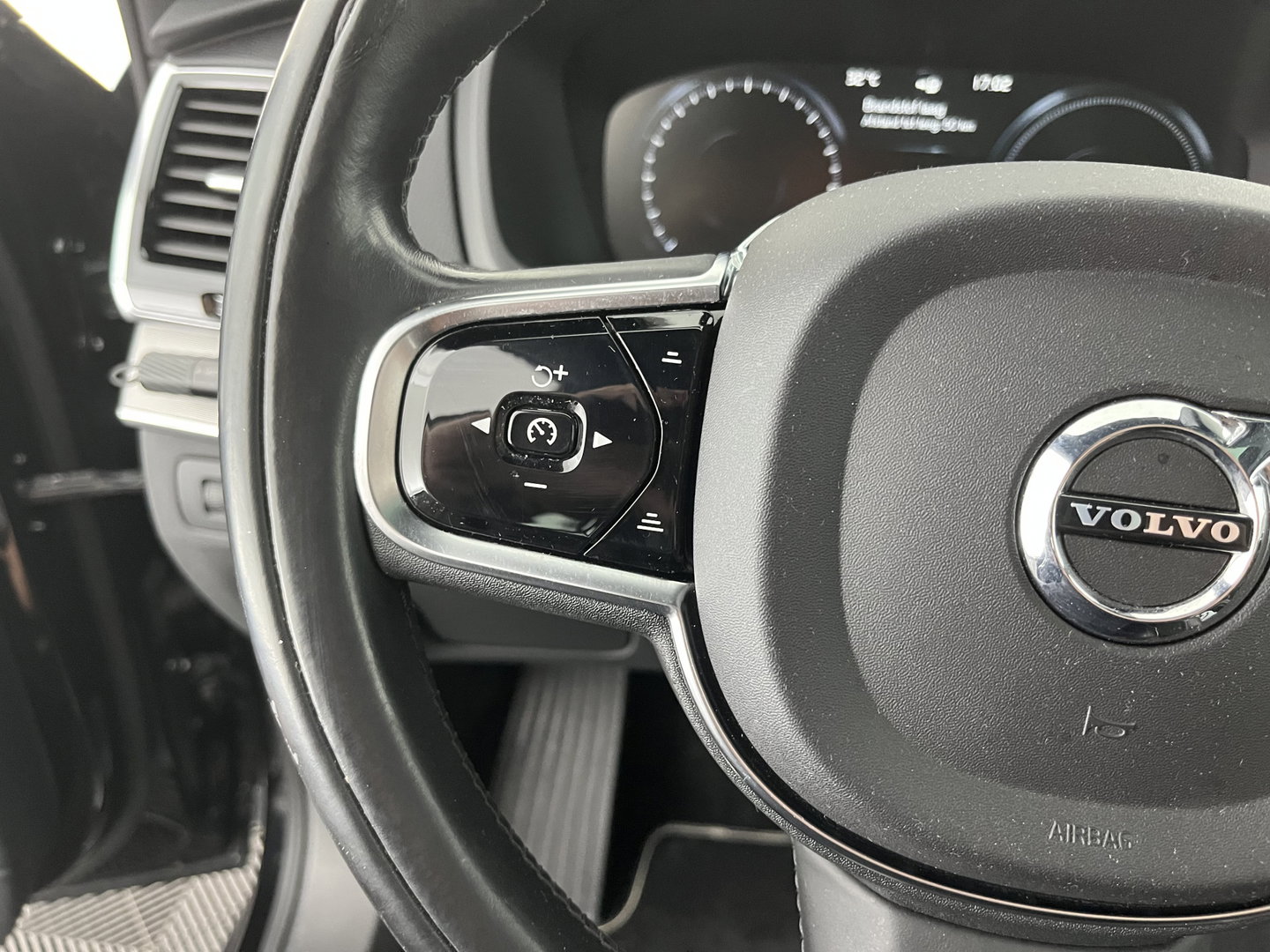 Volvo XC90 2.0 T8 Twin Engine AWD R-Design [ 7-Pers. ] Aut. *PANO | LEATHER | FULL-LED | MEMORY-PACK | BOWERS&WILKINS | BLINDSPOT | KEYLESS | DIGI-COCKPIT | CAMERA | NAVI-FULLMAP | HEATED-SPORTSEATS | TOWBAR | 20''ALU*