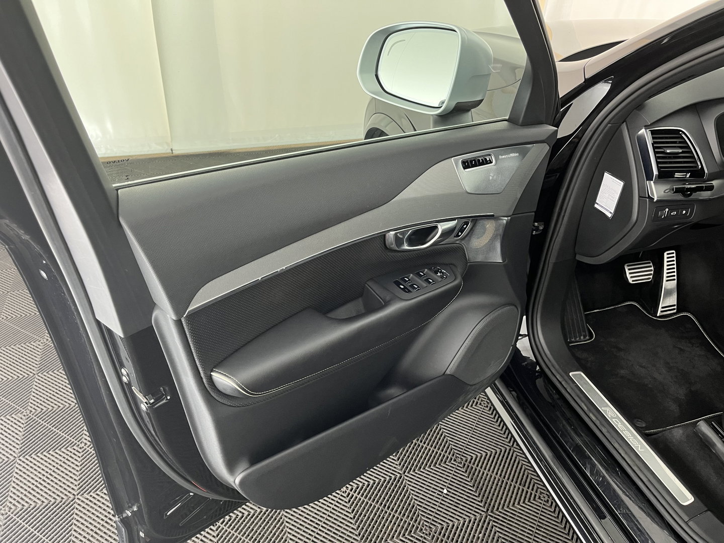 Volvo XC90 2.0 T8 Twin Engine AWD R-Design [ 7-Pers. ] Aut. *PANO | LEATHER | FULL-LED | MEMORY-PACK | BOWERS&WILKINS | BLINDSPOT | KEYLESS | DIGI-COCKPIT | CAMERA | NAVI-FULLMAP | HEATED-SPORTSEATS | TOWBAR | 20''ALU*