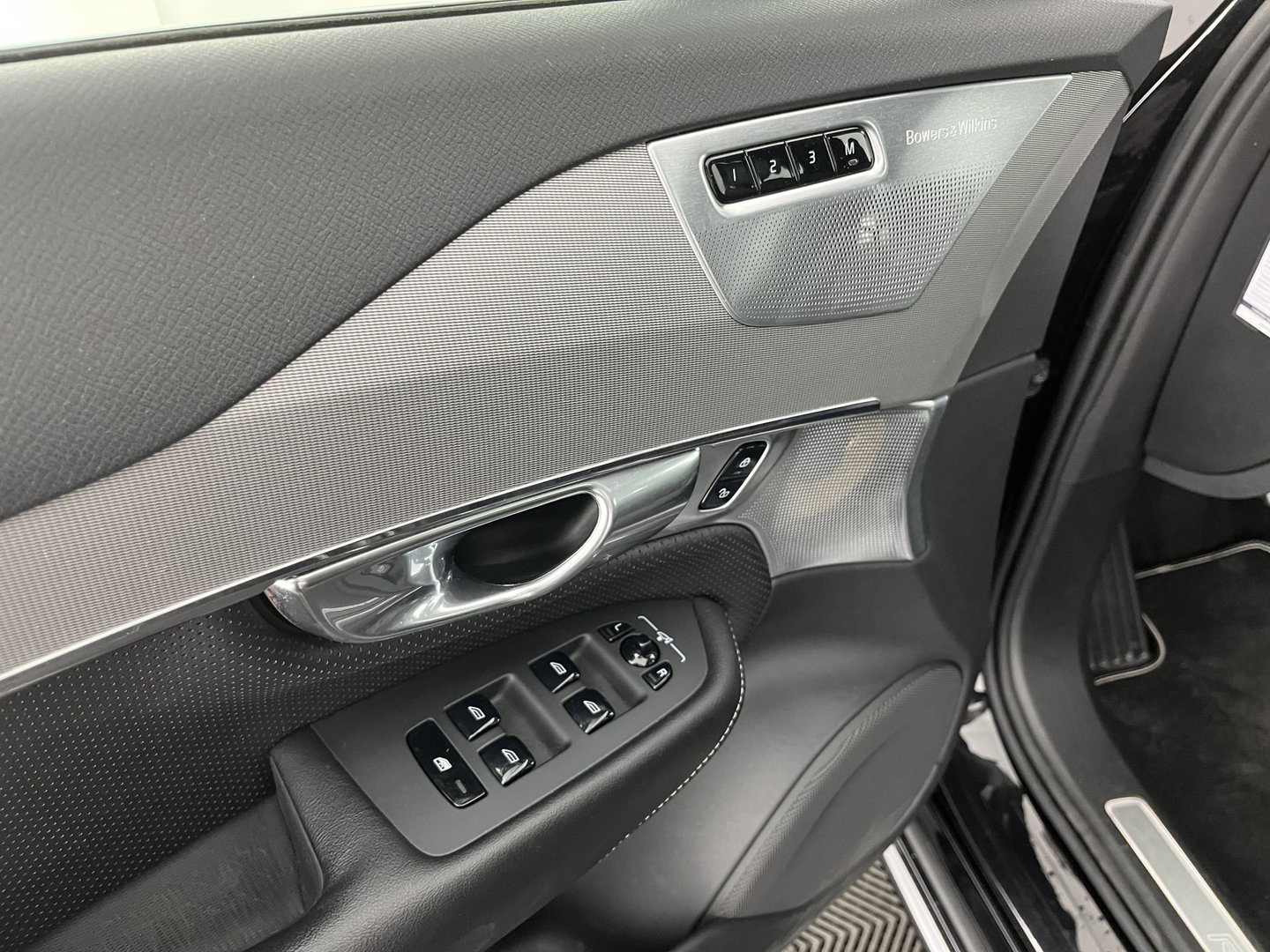Volvo XC90 2.0 T8 Twin Engine AWD R-Design [ 7-Pers. ] Aut. *PANO | LEATHER | FULL-LED | MEMORY-PACK | BOWERS&WILKINS | BLINDSPOT | KEYLESS | DIGI-COCKPIT | CAMERA | NAVI-FULLMAP | HEATED-SPORTSEATS | TOWBAR | 20''ALU*