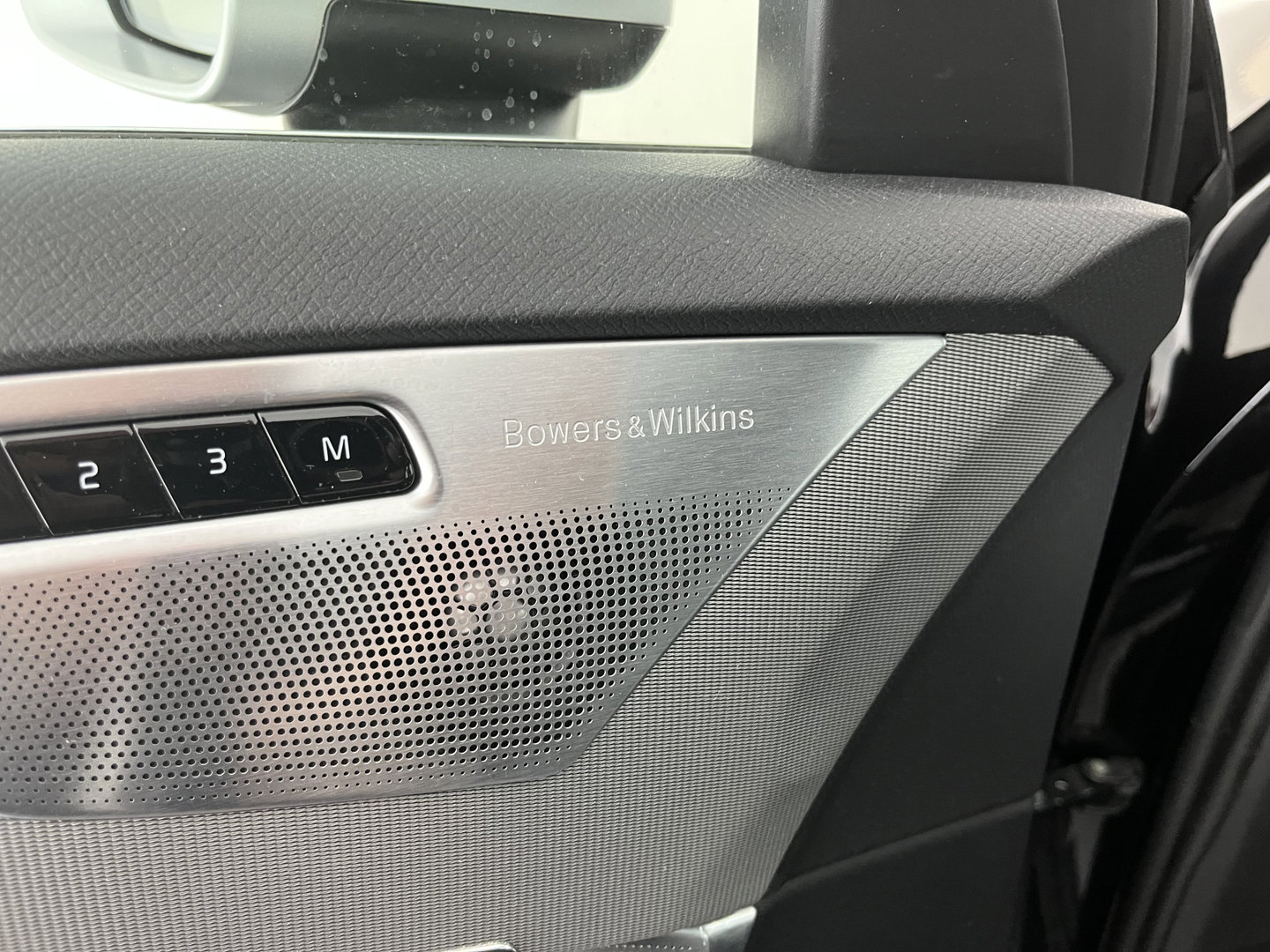 Volvo XC90 2.0 T8 Twin Engine AWD R-Design [ 7-Pers. ] Aut. *PANO | LEATHER | FULL-LED | MEMORY-PACK | BOWERS&WILKINS | BLINDSPOT | KEYLESS | DIGI-COCKPIT | CAMERA | NAVI-FULLMAP | HEATED-SPORTSEATS | TOWBAR | 20''ALU*