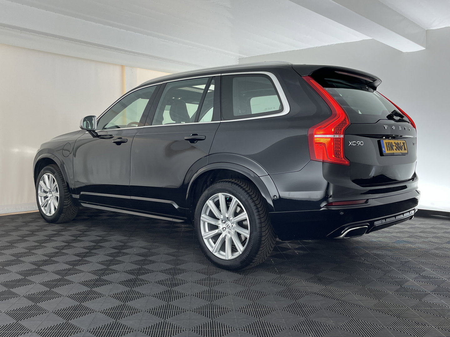 Volvo XC90 2.0 T8 Twin Engine AWD R-Design [ 7-Pers. ] Aut. *PANO | LEATHER | FULL-LED | MEMORY-PACK | BOWERS&WILKINS | BLINDSPOT | KEYLESS | DIGI-COCKPIT | CAMERA | NAVI-FULLMAP | HEATED-SPORTSEATS | TOWBAR | 20''ALU*