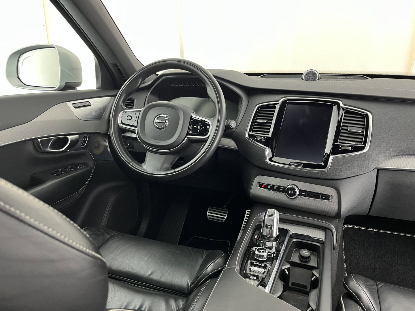 Volvo XC90 2.0 T8 Twin Engine AWD R-Design [ 7-Pers. ] Aut. *PANO | LEATHER | FULL-LED | MEMORY-PACK | BOWERS&WILKINS | BLINDSPOT | KEYLESS | DIGI-COCKPIT | CAMERA | NAVI-FULLMAP | HEATED-SPORTSEATS | TOWBAR | 20''ALU*