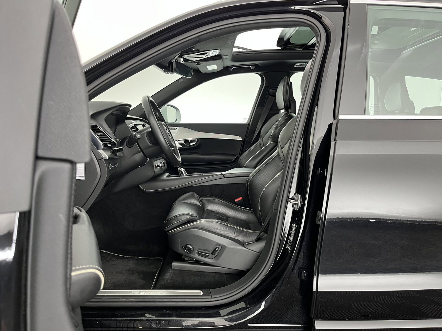 Volvo XC90 2.0 T8 Twin Engine AWD R-Design [ 7-Pers. ] Aut. *PANO | LEATHER | FULL-LED | MEMORY-PACK | BOWERS&WILKINS | BLINDSPOT | KEYLESS | DIGI-COCKPIT | CAMERA | NAVI-FULLMAP | HEATED-SPORTSEATS | TOWBAR | 20''ALU*