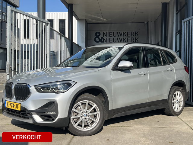 BMW X1 - sDrive20i Executive Edition | AUTOMAAT | TREKHAAK | HEAD-UP DISPLAY | NAVI XL | CRUISE CONTROL | PDC | LMV | CLIMATE CONTROL | BLUETOOTH | LED | DAB | ELEKTR. ACHTERKLEP