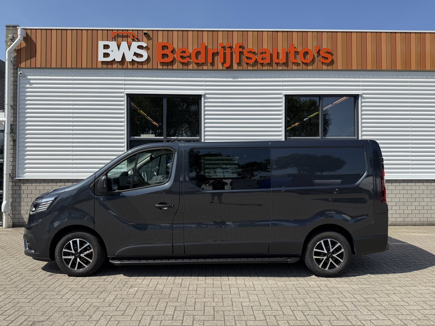 Renault Trafic 2.0 dCi 130pk T29 L2H1 DC 5 persoons Comfort / vaste prijs rijklaar € 19.950 ex btw / lease vanaf € 336 / donker grijs metallic / airco / cruise / trekhaak / euro 6 / bpm vrij !