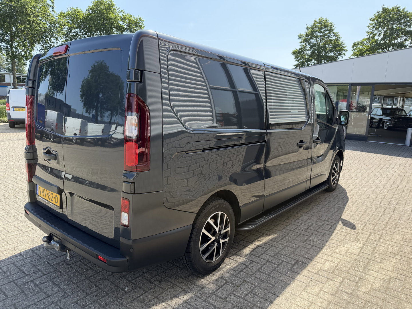 Renault Trafic 2.0 dCi 130pk T29 L2H1 DC 5 persoons Comfort / vaste prijs rijklaar € 19.950 ex btw / lease vanaf € 336 / donker grijs metallic / airco / cruise / trekhaak / euro 6 / bpm vrij !