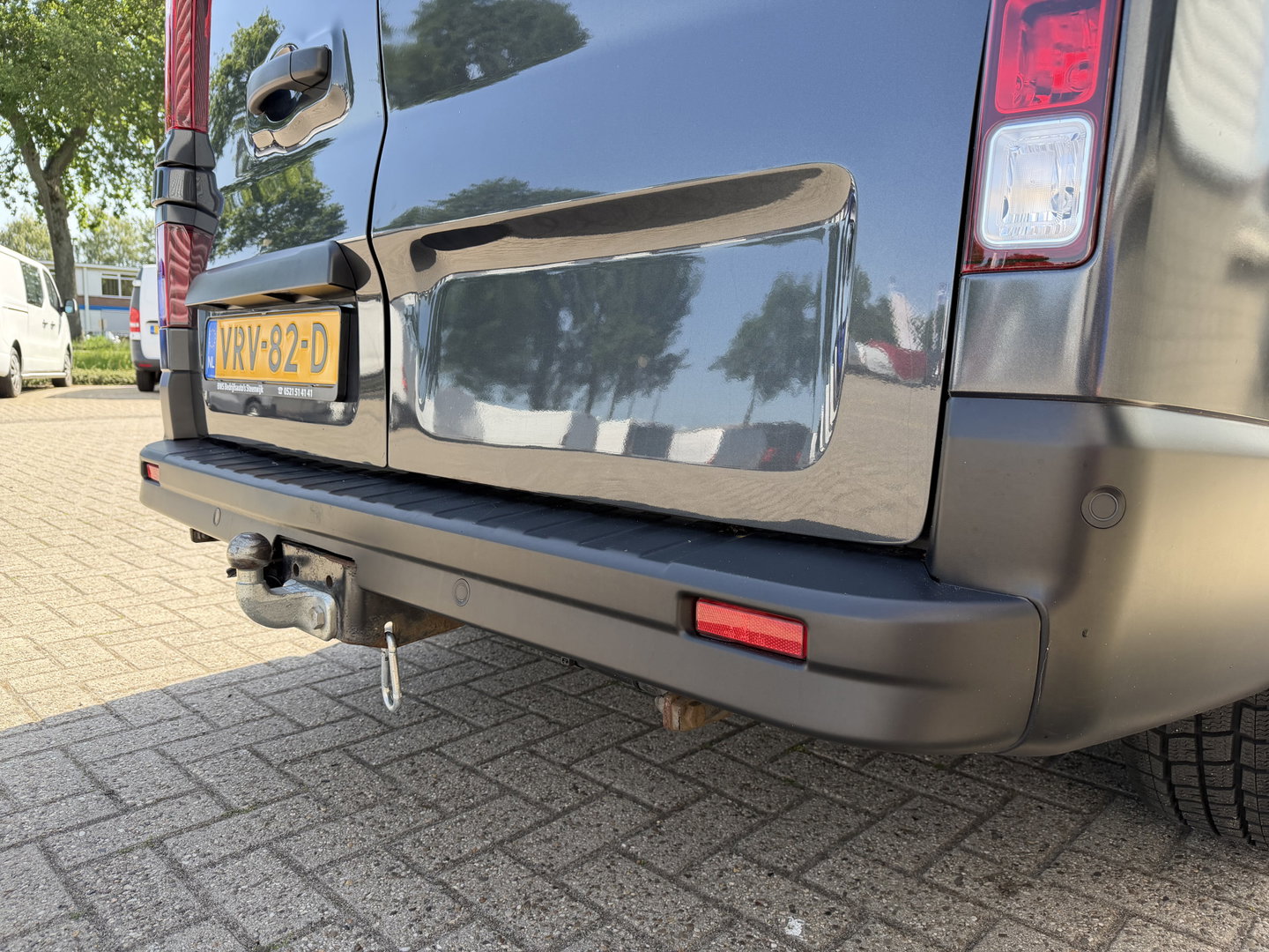 Renault Trafic 2.0 dCi 130pk T29 L2H1 DC 5 persoons Comfort / vaste prijs rijklaar € 19.950 ex btw / lease vanaf € 336 / donker grijs metallic / airco / cruise / trekhaak / euro 6 / bpm vrij !