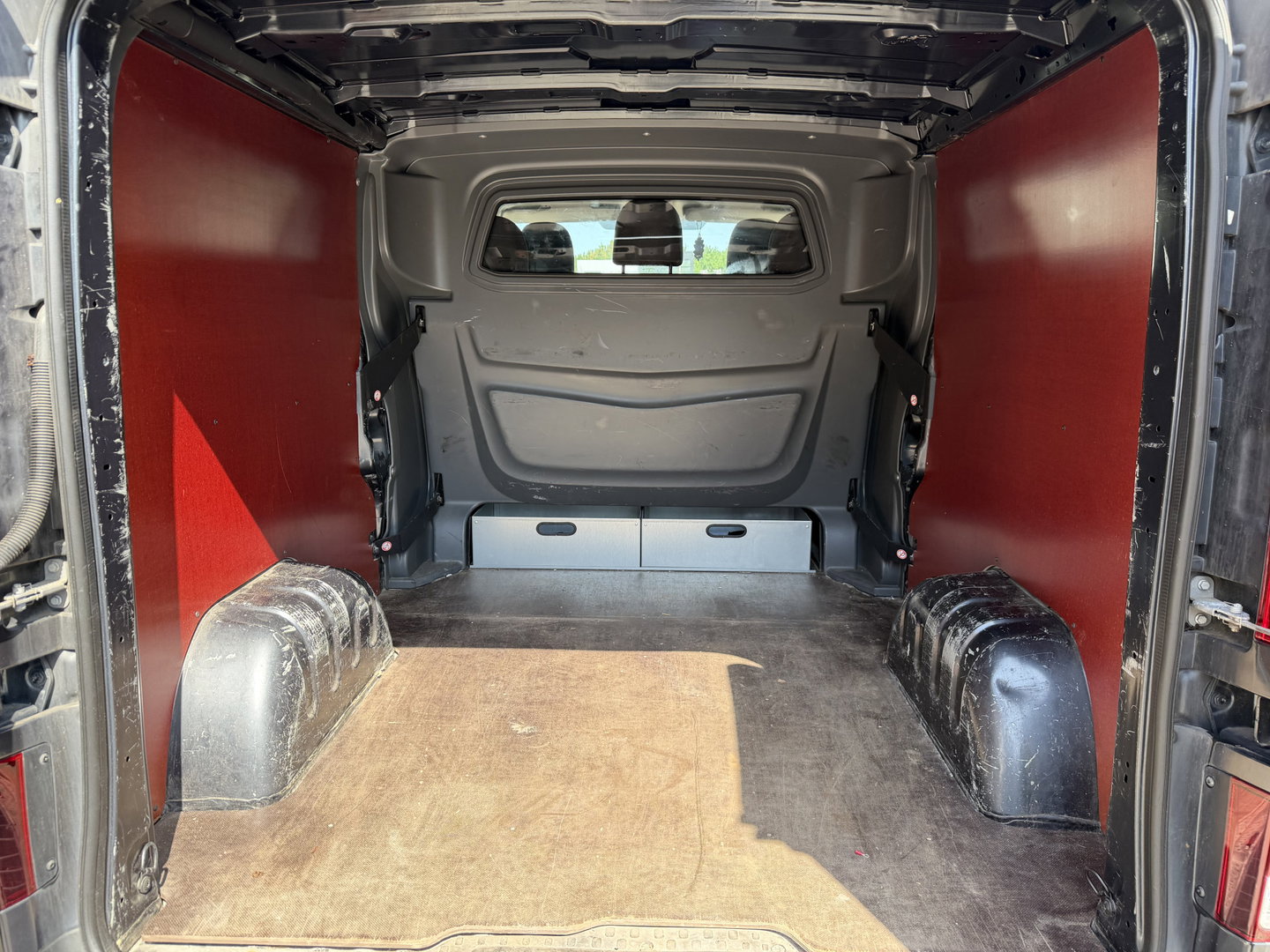 Renault Trafic 2.0 dCi 130pk T29 L2H1 DC 5 persoons Comfort / vaste prijs rijklaar € 19.950 ex btw / lease vanaf € 336 / donker grijs metallic / airco / cruise / trekhaak / euro 6 / bpm vrij !