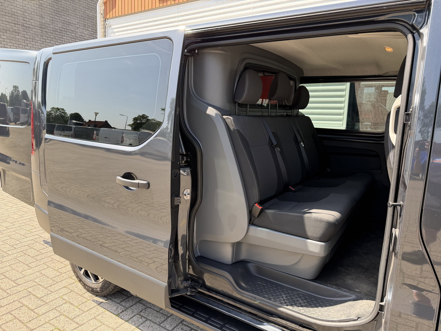 Renault Trafic 2.0 dCi 130pk T29 L2H1 DC 5 persoons Comfort / vaste prijs rijklaar € 19.950 ex btw / lease vanaf € 336 / donker grijs metallic / airco / cruise / trekhaak / euro 6 / bpm vrij !