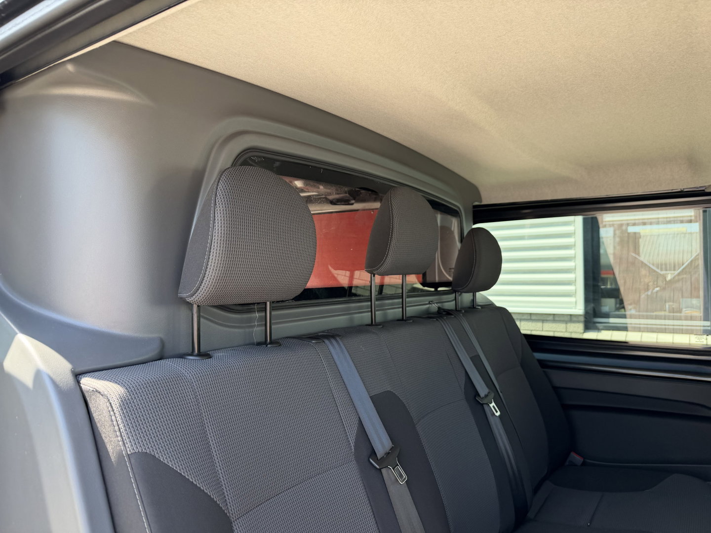 Renault Trafic 2.0 dCi 130pk T29 L2H1 DC 5 persoons Comfort / vaste prijs rijklaar € 19.950 ex btw / lease vanaf € 336 / donker grijs metallic / airco / cruise / trekhaak / euro 6 / bpm vrij !