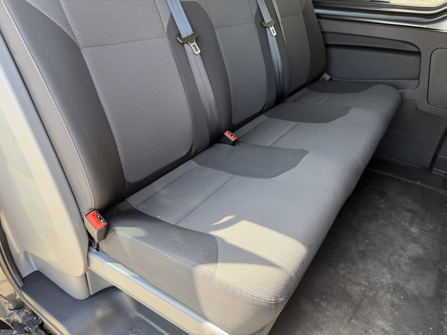 Renault Trafic 2.0 dCi 130pk T29 L2H1 DC 5 persoons Comfort / vaste prijs rijklaar € 19.950 ex btw / lease vanaf € 336 / donker grijs metallic / airco / cruise / trekhaak / euro 6 / bpm vrij !